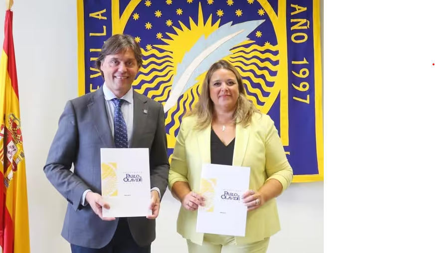 El rector de la UPO, Francisco Oliva, y la presidenta de la Asociación de Mujeres Empresarias Hispalenses, Vanessa Muñoz, firman un convenio para la creación de la Cátedra de la Mujer.